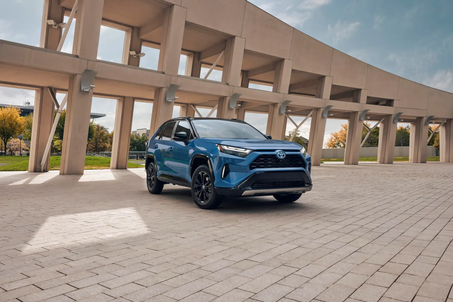 2023 Toyota RAV4 — vue trois-quarts avant, SUV compact · Export depuis la Chine
