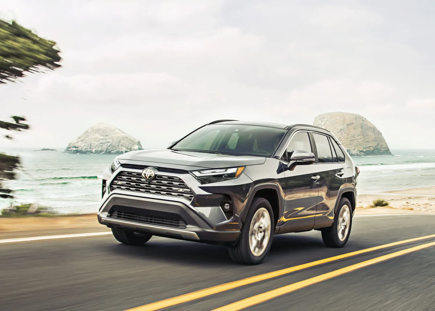 2024 Toyota RAV4 — vue trois-quarts avant, SUV compact · Export depuis la Chine